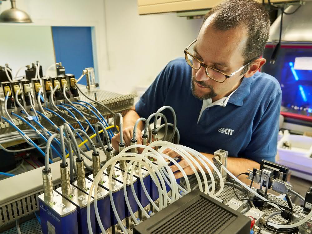 KIT-Forscher mit Hardware