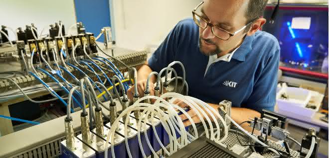 KIT-Forscher mit Hardware