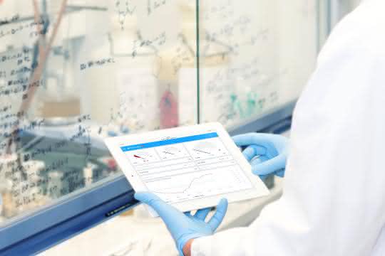 Investitionen in Laborsoftware: Showroom-Labor in Berlin geplant Tablet vor Laborabzug