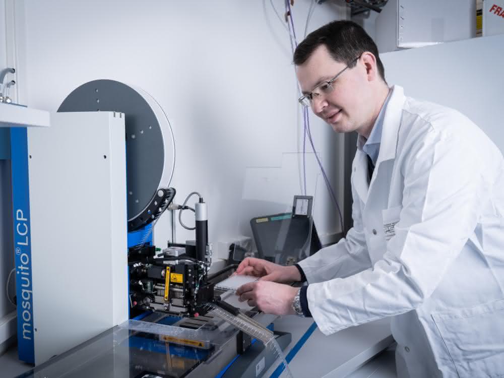 Tobias Mühlethaler in der Kristallproduktionsstätte des PSI