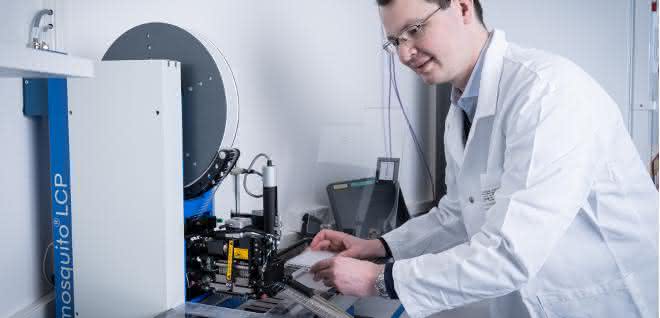 Tobias Mühlethaler in der Kristallproduktionsstätte des PSI