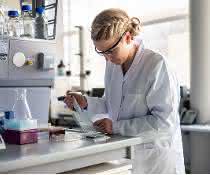 Funktionalisierte Kunststoffe: Enzyme erfolgreich in Kunststoffe einbinden Person am Labortisch