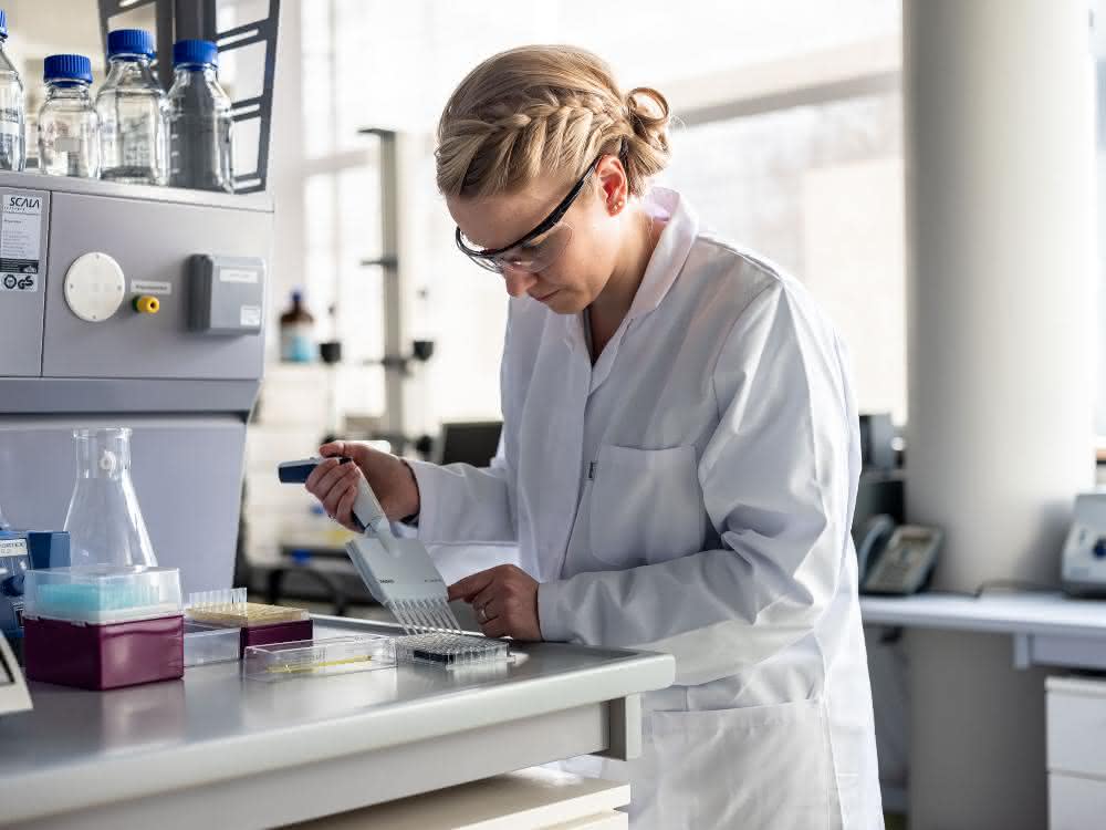 Funktionalisierte Kunststoffe: Enzyme erfolgreich in Kunststoffe einbinden Person am Labortisch