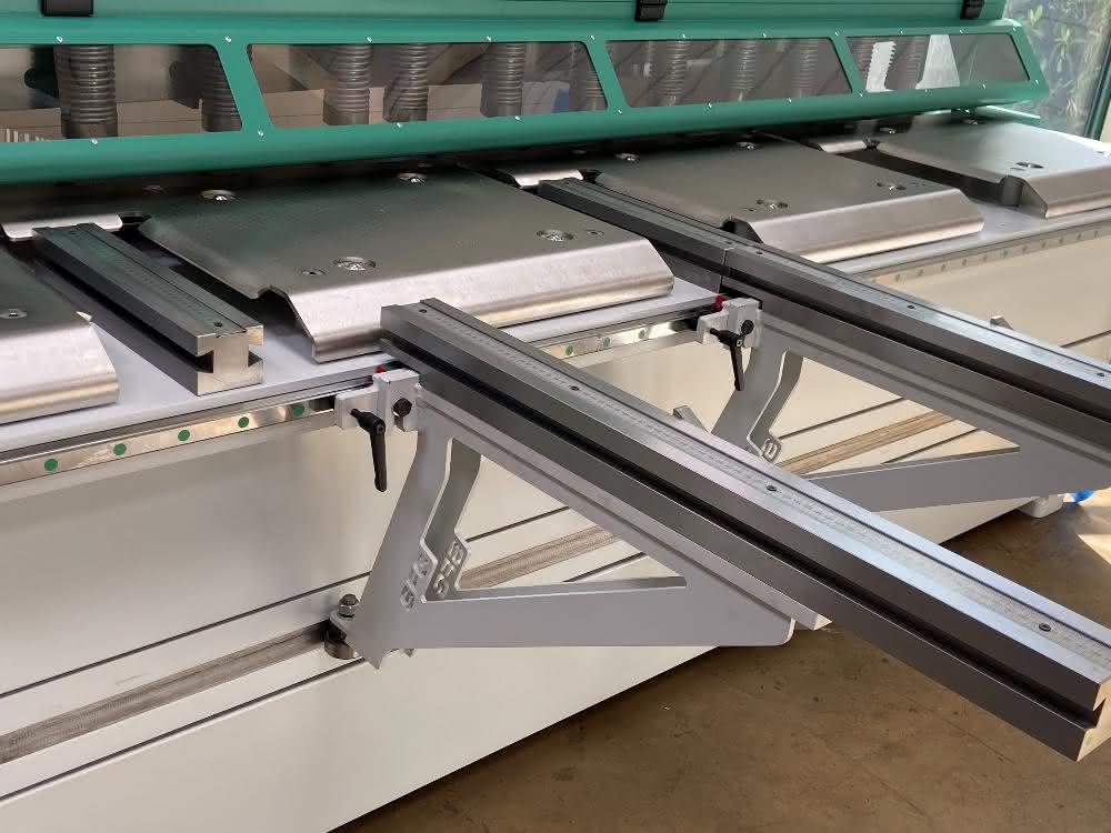 Front sheet metal handling package of the guillotine shears HGR