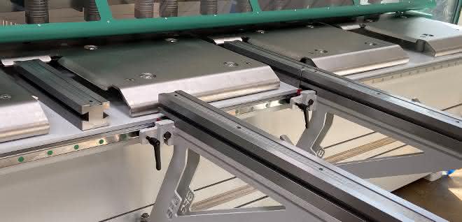 Front sheet metal handling package of the guillotine shears HGR