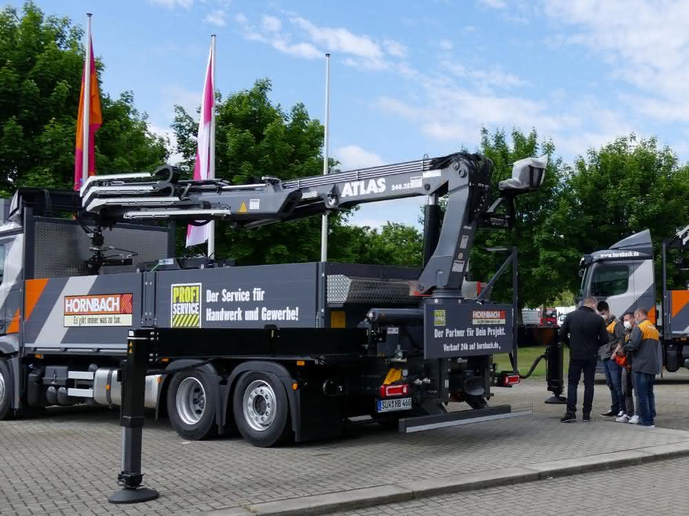 Lkw-Ladekrane: Atlas rüstet Hornbach-Lkw aus Lkw-Ladekrane: Atlas rüstet Hornbach-Lkw aus