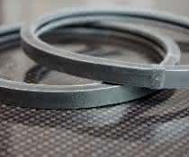 EDPM-Dichtung aus extrudierter Meterware erhält per Stoßvulkanisation statt verklebter Verbindung deutlich bessere Eigenschaften. EDPM-Dichtung aus extrudierter Meterware erhält per Stoßvulkanisation statt verklebter Verbindung deutlich bessere Eigenschaften.