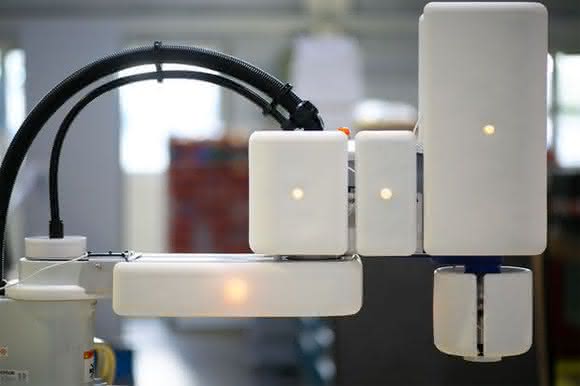 Cooperation between humans and robots: Scara protective cover for human-robot interface
