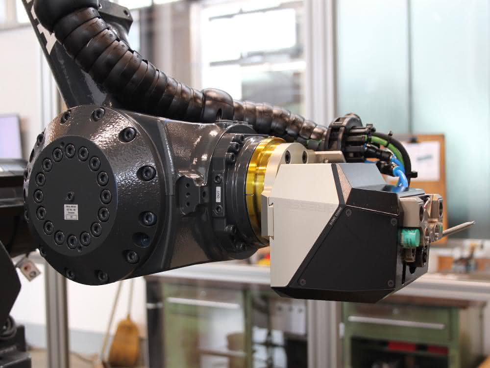 R-C2 base module docked onto industrial robots