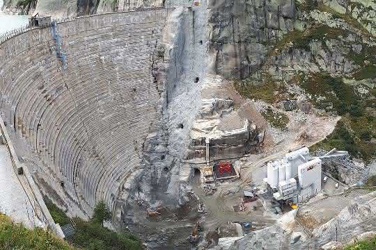 Eine alpine Herausforderung: SBM produziert Staumauerbeton für Alpen-Baustelle Eine alpine Herausforderung: SBM produziert Staumauerbeton für Alpen-Baustelle