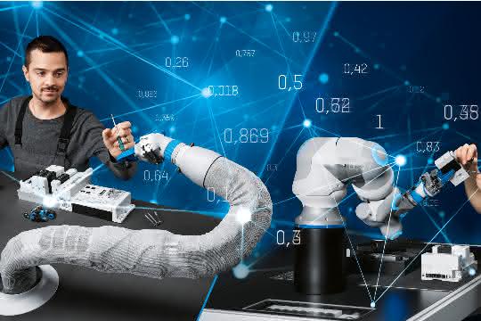Forschende mit Roboterarmen