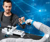 Im Forschungsprojekt FLAIROP werden die Roboter mit verschiedenen Artikeln an separaten Stationen trainiert Forschende mit Roboterarmen