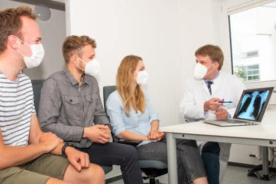 Projektleiter mit Studierenden