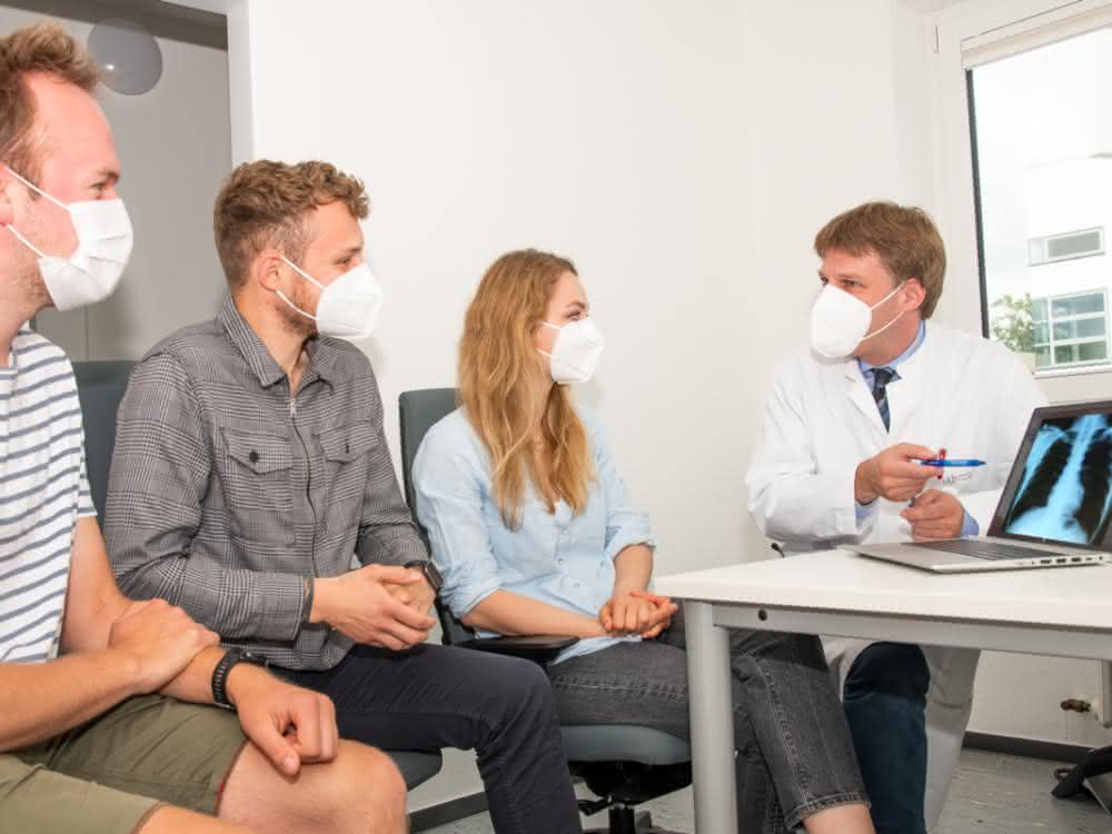 Projektleiter mit Studierenden