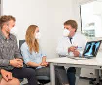 Projektleiter mit Studierenden