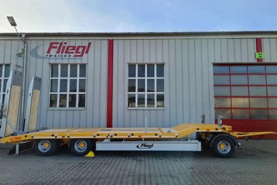 Anhänger: Ein robuster Tiefladeanhänger von Fliegl