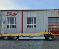 Anhänger: Ein robuster Tiefladeanhänger von Fliegl