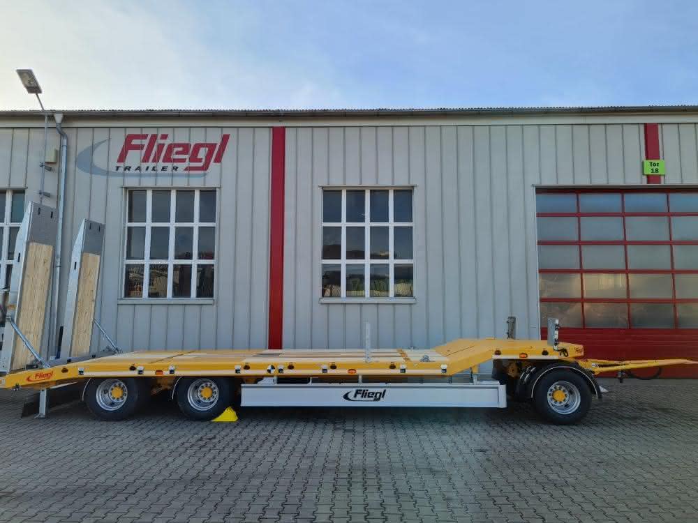Anhänger: Ein robuster Tiefladeanhänger von Fliegl Anhänger: Ein robuster Tiefladeanhänger von Fliegl