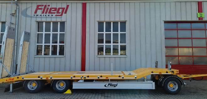 Anhänger: Ein robuster Tiefladeanhänger von Fliegl