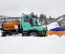 Bau-Lkw: Unimog befreit Südschwarzwald von Eis und Schnee An seinem wendigen Unimog U 427 schätzt Markus Kessler vor allem auf langen Räumstrecken dessen Zuverlässigkeit, Geländefähigkeit und Fahrkomfort.