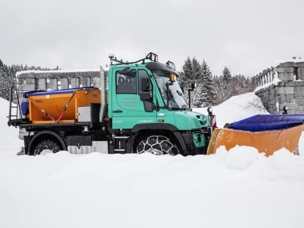 An seinem wendigen Unimog U 427 schätzt Markus Kessler vor allem auf langen Räumstrecken dessen Zuverlässigkeit, Geländefähigkeit und Fahrkomfort.