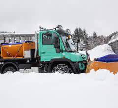 An seinem wendigen Unimog U 427 schätzt Markus Kessler vor allem auf langen Räumstrecken dessen Zuverlässigkeit, Geländefähigkeit und Fahrkomfort.