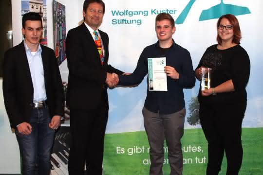 Wolfgang Kuster (2. von links) gratuliert den Jungforschern. Den Preis nahmen Max Schwendemann und Kim Susan Baumann (rechts) entgegen. Begleitet wurden die Schüler vom stellvertretenden Vorstand des Vereins „Forscher/innen für die Region“, Daniel Heid (links). Wolfgang Kuster (2. von links) gratuliert den Jungforschern. Den Preis nahmen Max Schwendemann und Kim Susan Baumann (rechts) entgegen. Begleitet wurden die Schüler vom stellvertretenden Vorstand des Vereins „Forscher/innen für die Region“, Daniel Heid (links).