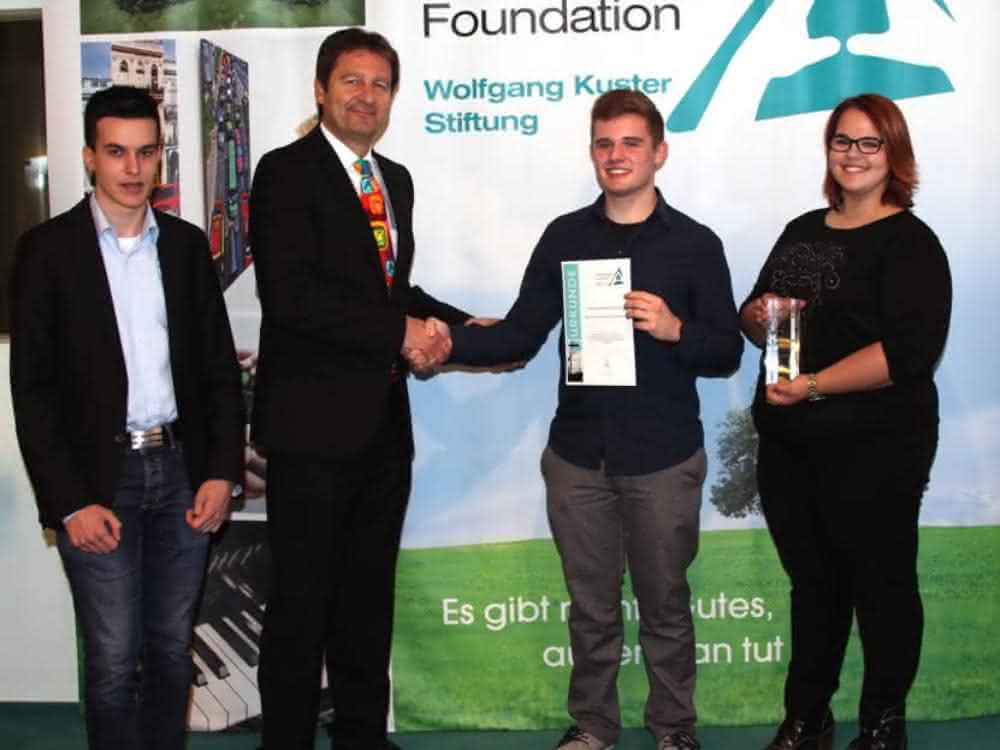 Wolfgang Kuster (2. von links) gratuliert den Jungforschern. Den Preis nahmen Max Schwendemann und Kim Susan Baumann (rechts) entgegen. Begleitet wurden die Schüler vom stellvertretenden Vorstand des Vereins „Forscher/innen für die Region“, Daniel Heid (links). Wolfgang Kuster (2. von links) gratuliert den Jungforschern. Den Preis nahmen Max Schwendemann und Kim Susan Baumann (rechts) entgegen. Begleitet wurden die Schüler vom stellvertretenden Vorstand des Vereins „Forscher/innen für die Region“, Daniel Heid (links).