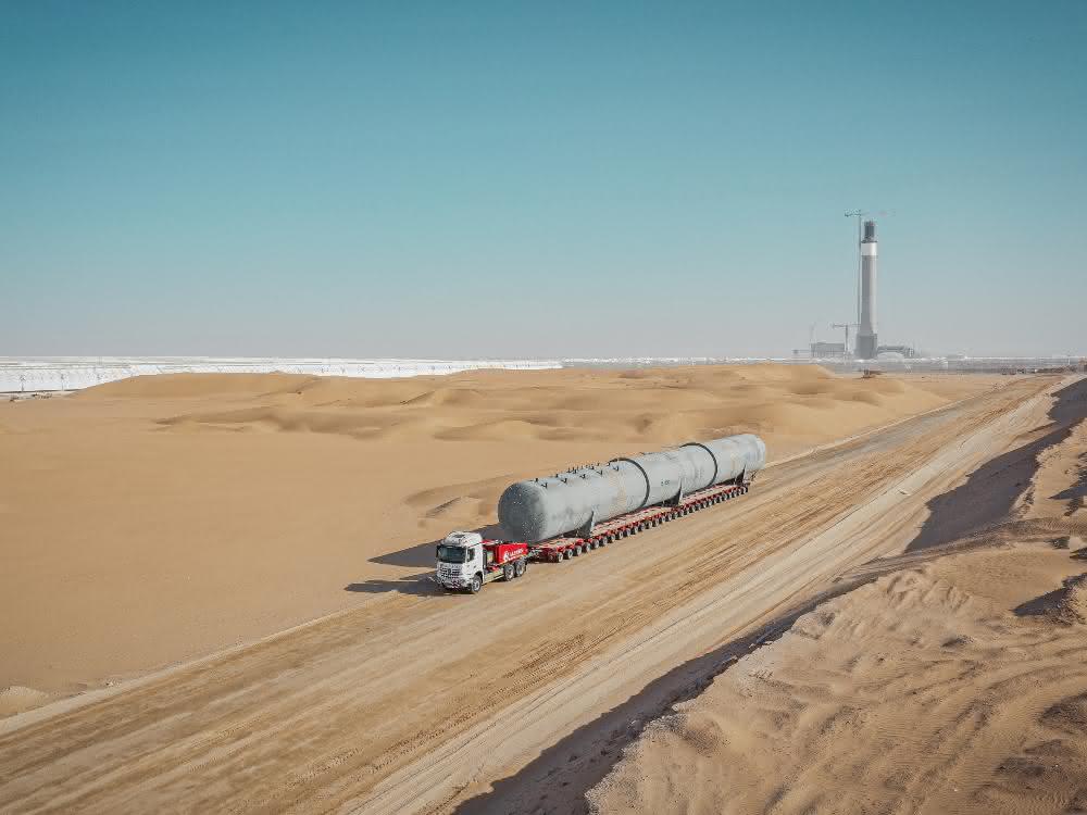 Überlauftanks zum größten Solarpark der Welt transportiert