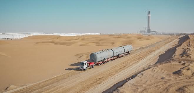 Überlauftanks zum größten Solarpark der Welt transportiert Überlauftanks zum größten Solarpark der Welt transportiert