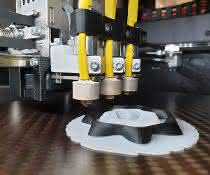 Teilkristalline Kunststoffe bieten interessante Eigenschaften. Sie sollen sich auch im 3D-Druck besser verarbeiten lassen. Teilkristalline Kunststoffe bieten interessante Eigenschaften. Sie sollen sich auch im 3D-Druck besser verarbeiten lassen.