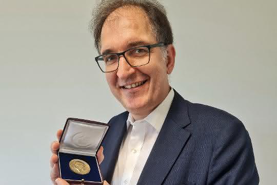 Prof. Dr. Peter H. Seeberger zeigt die Emil-Fischer-Medaille