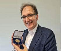 Prof. Dr. Peter H. Seeberger freut sich über die Emil-Fischer-Medaille. Prof. Dr. Peter H. Seeberger zeigt die Emil-Fischer-Medaille
