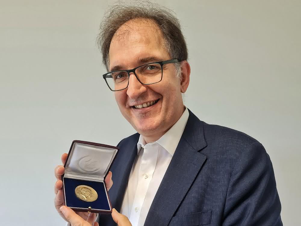 Prof. Dr. Peter H. Seeberger freut sich über die Emil-Fischer-Medaille. Prof. Dr. Peter H. Seeberger zeigt die Emil-Fischer-Medaille