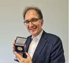Prof. Dr. Peter H. Seeberger freut sich über die Emil-Fischer-Medaille. Prof. Dr. Peter H. Seeberger zeigt die Emil-Fischer-Medaille