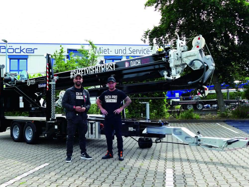 Fuhrpark erweitert: Anhängerkran: Dach PRO feiert Neuzugang