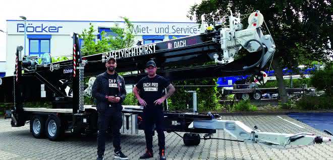 Fuhrpark erweitert: Anhängerkran: Dach PRO feiert Neuzugang