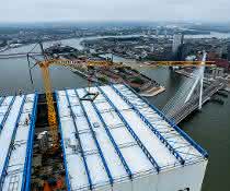 Schnelleinsatzkran: Einsatz in 190 Meter Höhe: Liebherr-Kran in Rotterdam