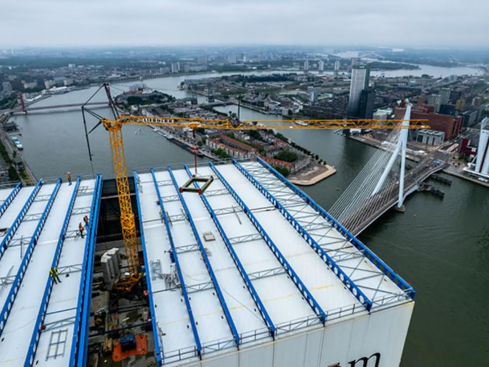 Schnelleinsatzkran: Einsatz in 190 Meter Höhe: Liebherr-Kran in Rotterdam