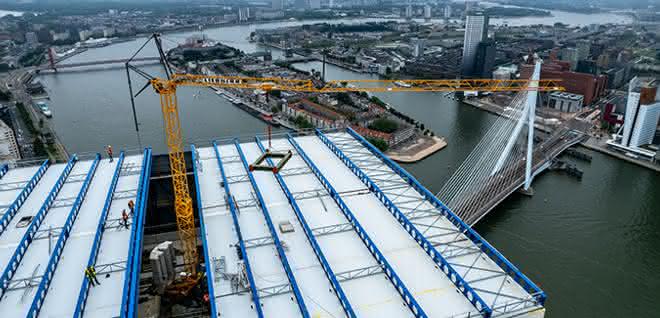 Schnelleinsatzkran: Einsatz in 190 Meter Höhe: Liebherr-Kran in Rotterdam