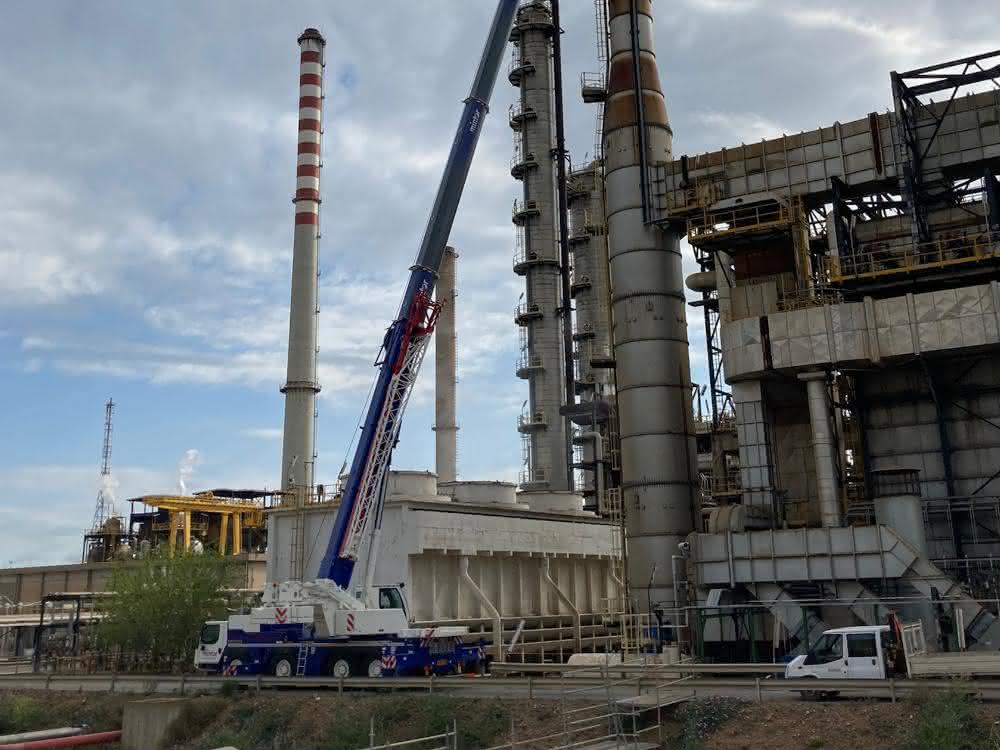 Sardinien: Liebherr-Mobilkran in Raffinerie eingesetzt