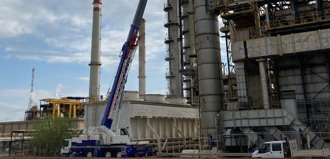 Sardinien: Liebherr-Mobilkran in Raffinerie eingesetzt