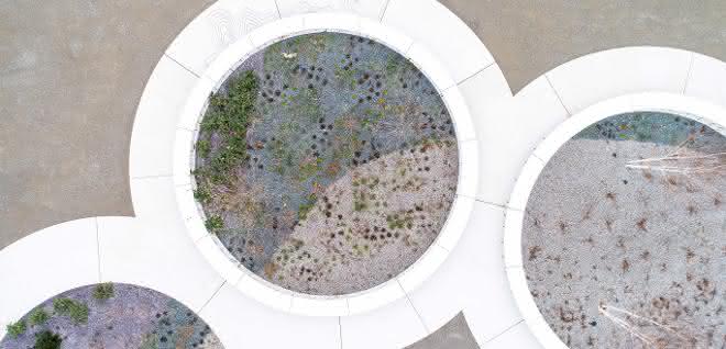 Klimaringe aus weißem Sichtbeton auf der Bundesgartenschau 2021