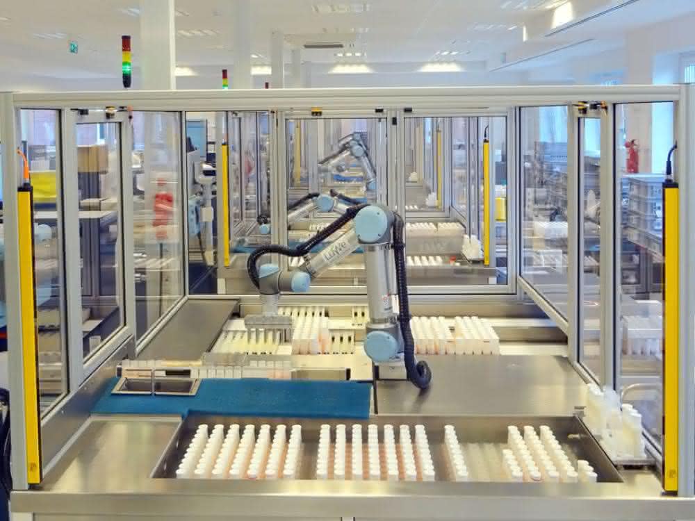Automatisierungslösung mit Robotik im Milchlabor Weser Ems.