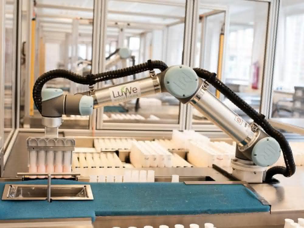 Roboter übernimmt Tätigkeiten zur Probenvorbereitung