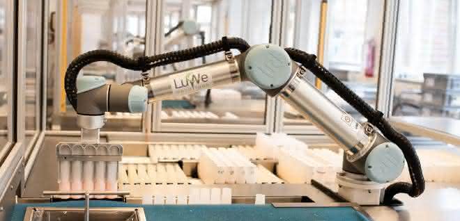 Roboter übernimmt Tätigkeiten zur Probenvorbereitung