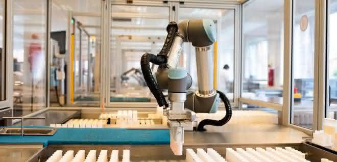 Roboter beim Umsetzen von Proben