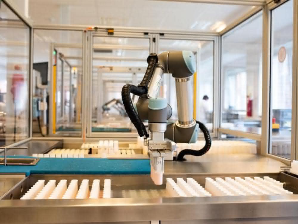 Roboter beim Umsetzen von Proben