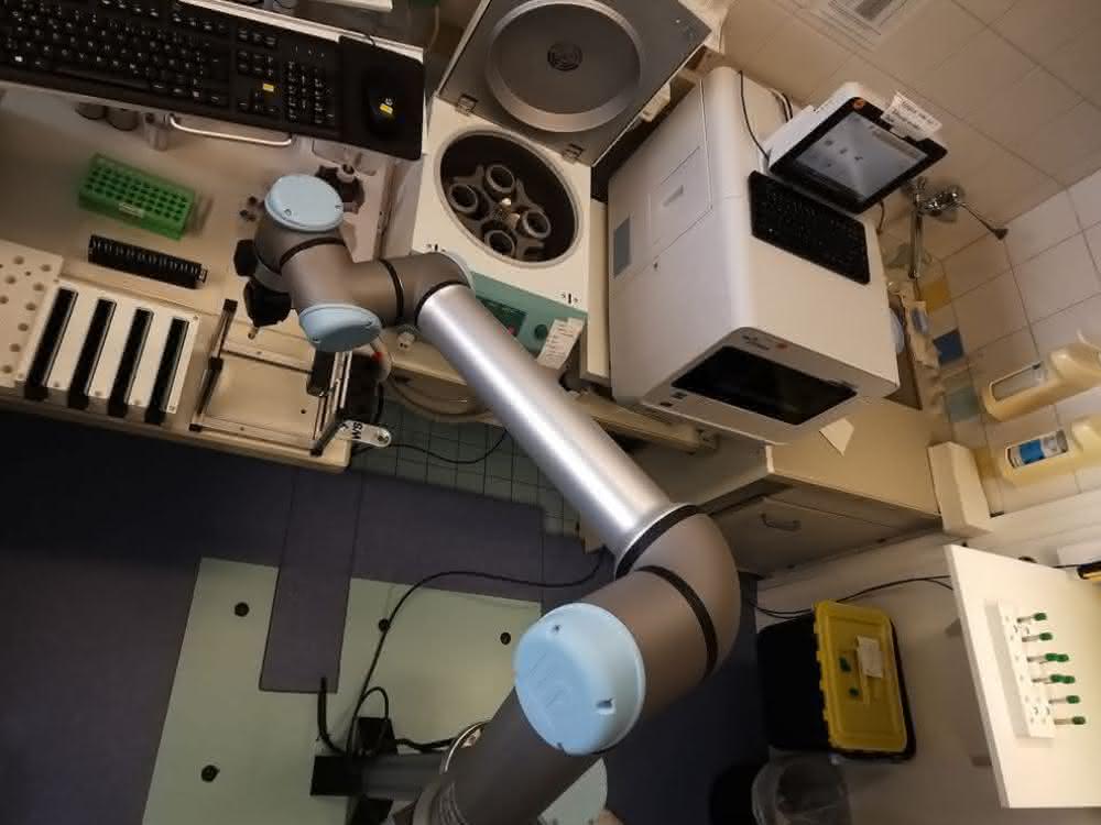 UR10e-Roboter stellt Probe für die Probenvorbereitung (Zentrifugieren) bereit