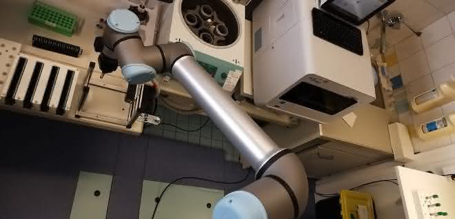 UR10e-Roboter stellt Probe für die Probenvorbereitung (Zentrifugieren) bereit